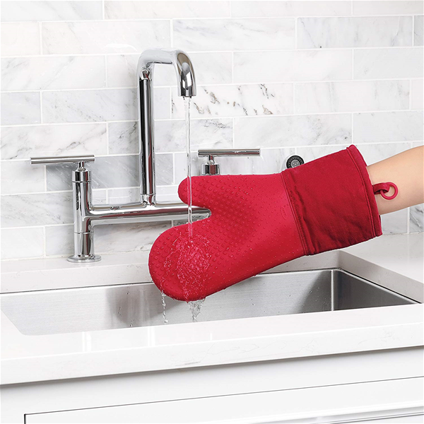 https://www.cookshopplus.com/storefront/catalog/products/Enlarged/3rdAdditional/silicone-oven-mitt---red4.jpg